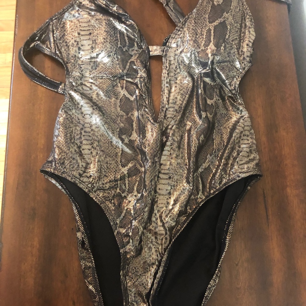 NWT Kenneth Cole Halter Plunge Mio M